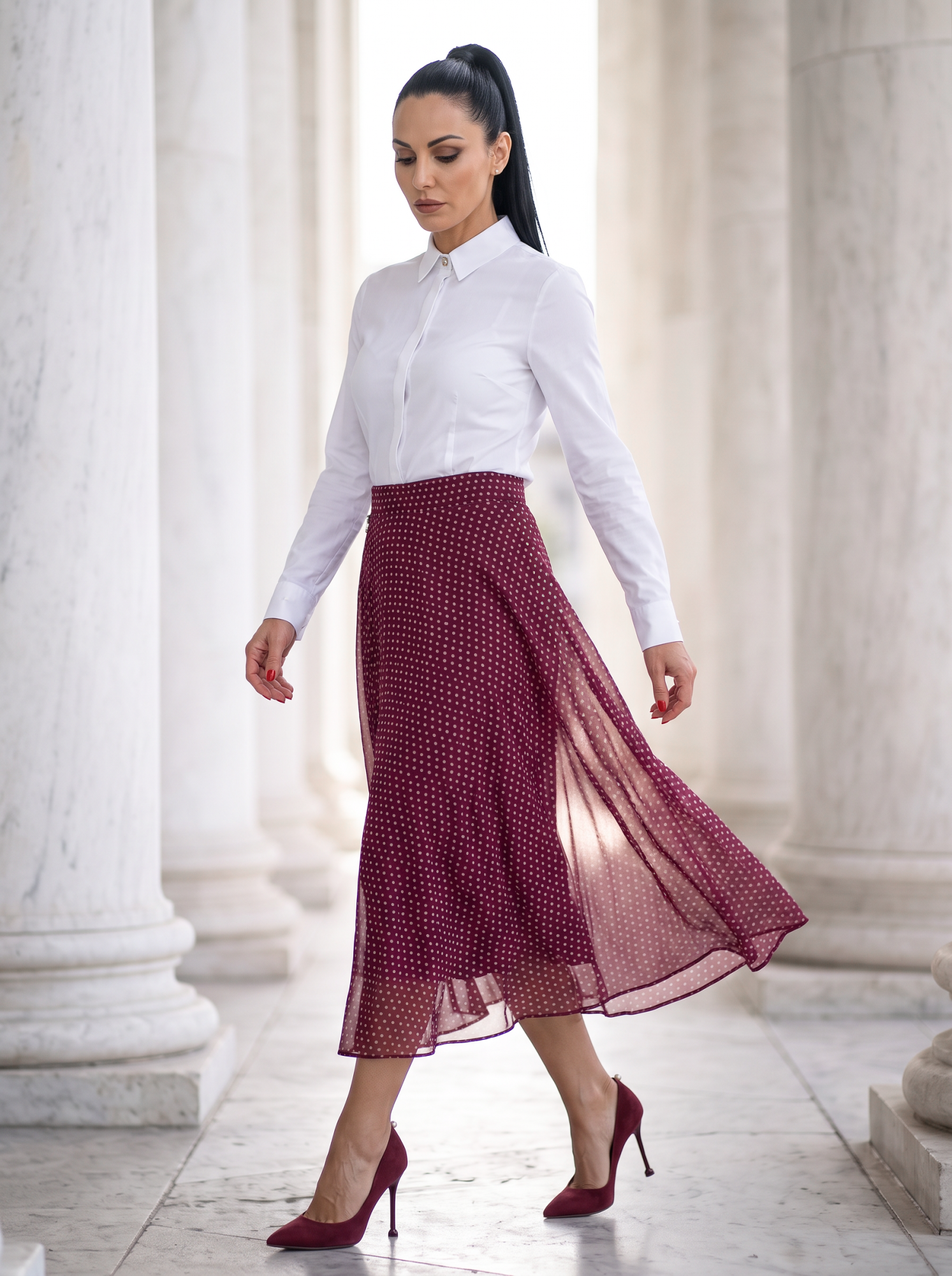 woman_walking_elegant_Nano_Banana_Pro_79053.png
