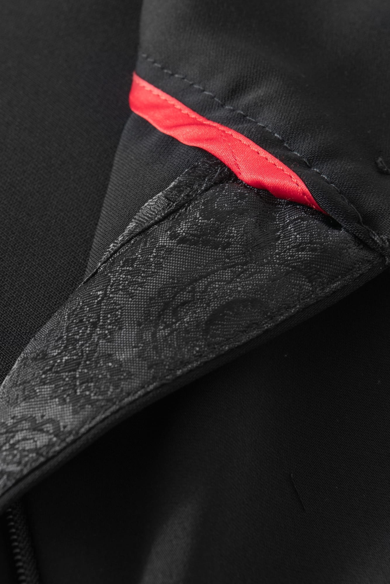 Czarne spodnie pumpy damskie z zakładkami, luźny krój i elegancki design, idealne na co dzień i do stylizacji smart casual.