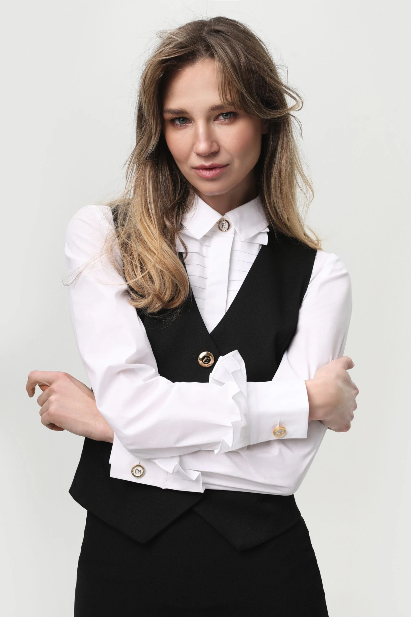 Czarna wełniana kamizelka damska, elegancki fason, ponadczasowy styl.